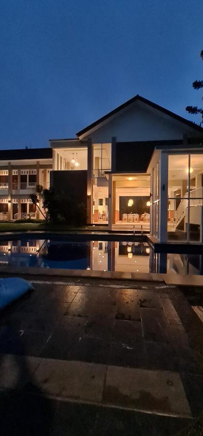 Villa Aurora Tjisarua Exterior foto