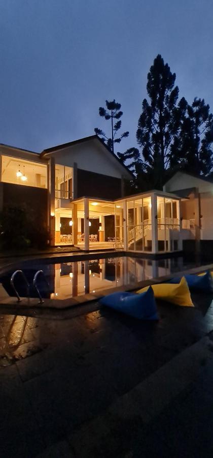 Villa Aurora Tjisarua Exterior foto