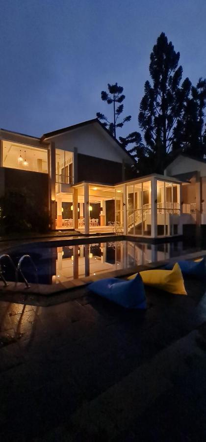 Villa Aurora Tjisarua Exterior foto